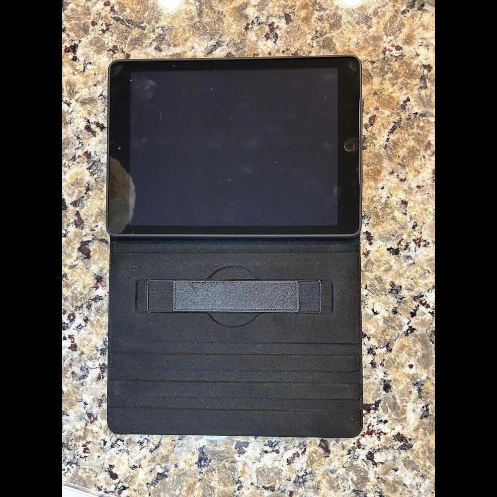 Apple 9.7" iPad 5th Gen/ 32GB / MP1M2LL/A - Picture 2 of 4